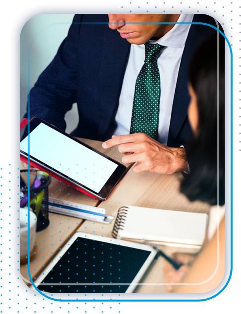 Foto: Pessoas juntos oferecendo assessoria