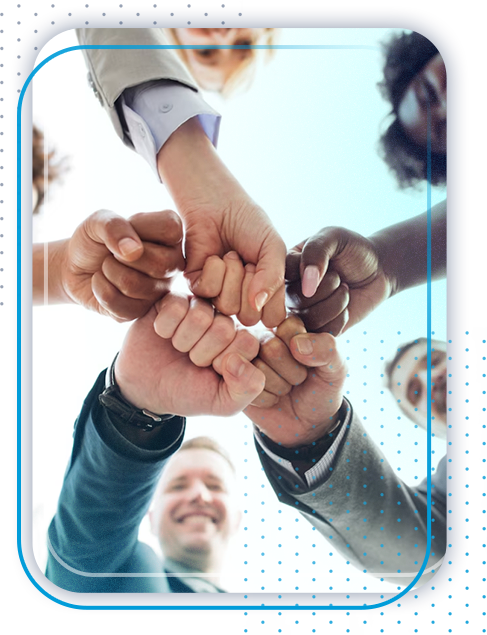 Foto: Pessoas diversas com punhos unidos