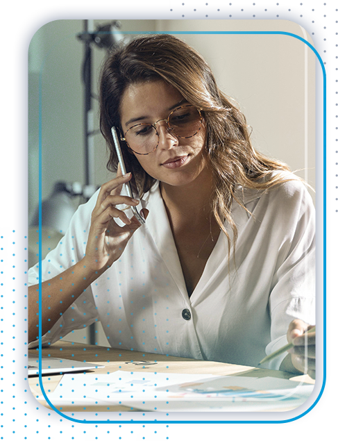 Foto: Mulher concentrada trabalhando